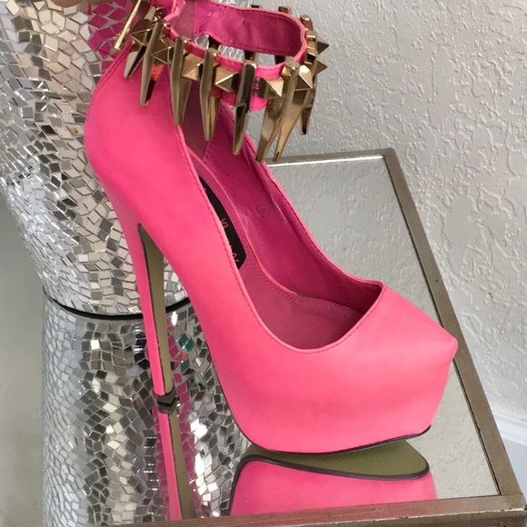 Shoes - 1 hour shoe SALE! Pink heels